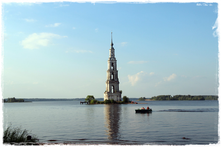 По России с любовью: затонувшая церковь в Калязине
