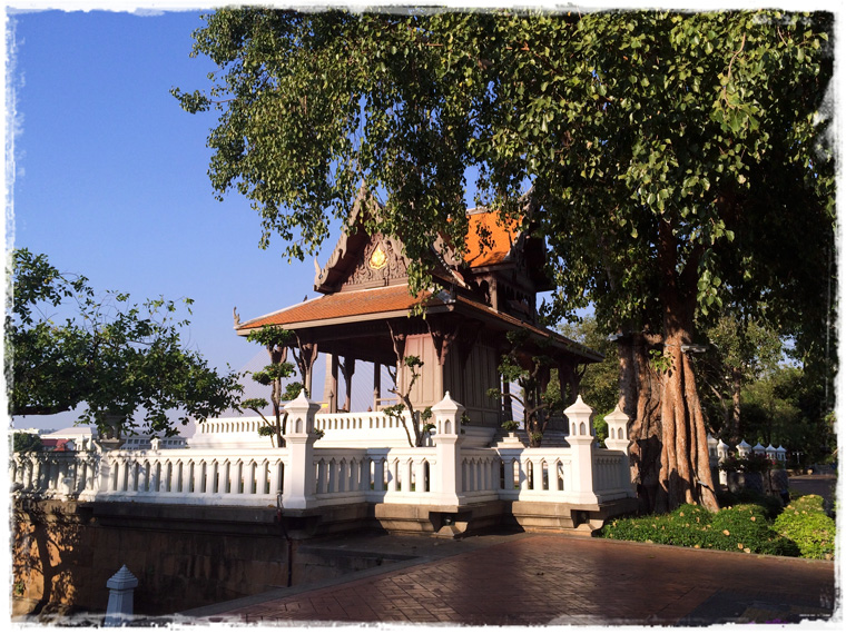 Бангкок. Королевский павильон и шустрые белки в Santi Chai Prakan Public Park
