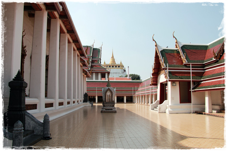 Бангкок. Металлические крыши храма Wat Ratchanatdaram