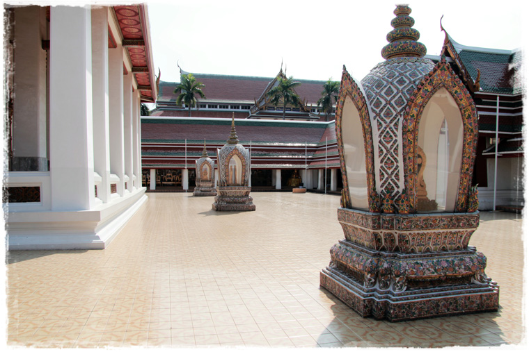 Бангкок. Металлические крыши храма Wat Ratchanatdaram