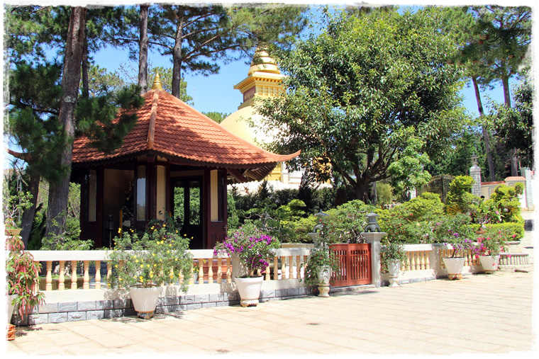 Далат. Монастырь Truc Lam и озеро Tuyen Lam в аромате хвои