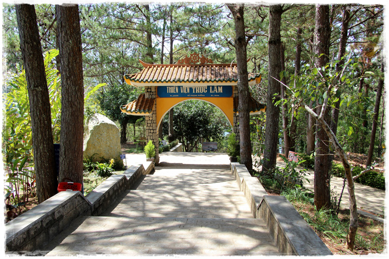 Далат. Монастырь Truc Lam и озеро Tuyen Lam в аромате хвои