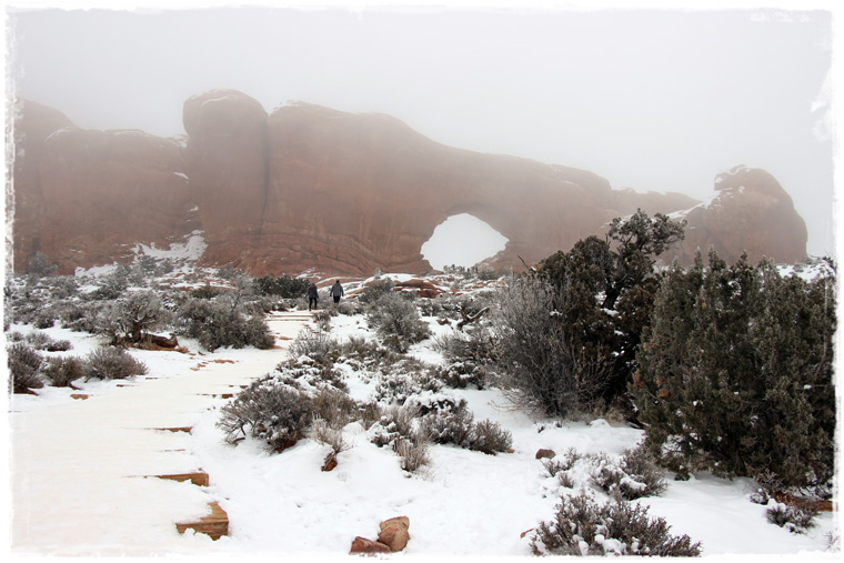 Национальный парк Arches - зимний туман, похож на обман
