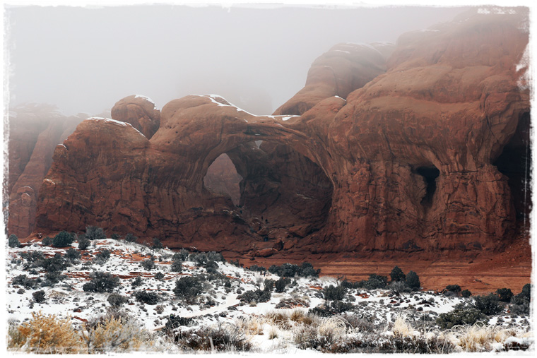 Национальный парк Arches - зимний туман, похож на обман